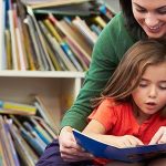 Niña aprendiendo a leer