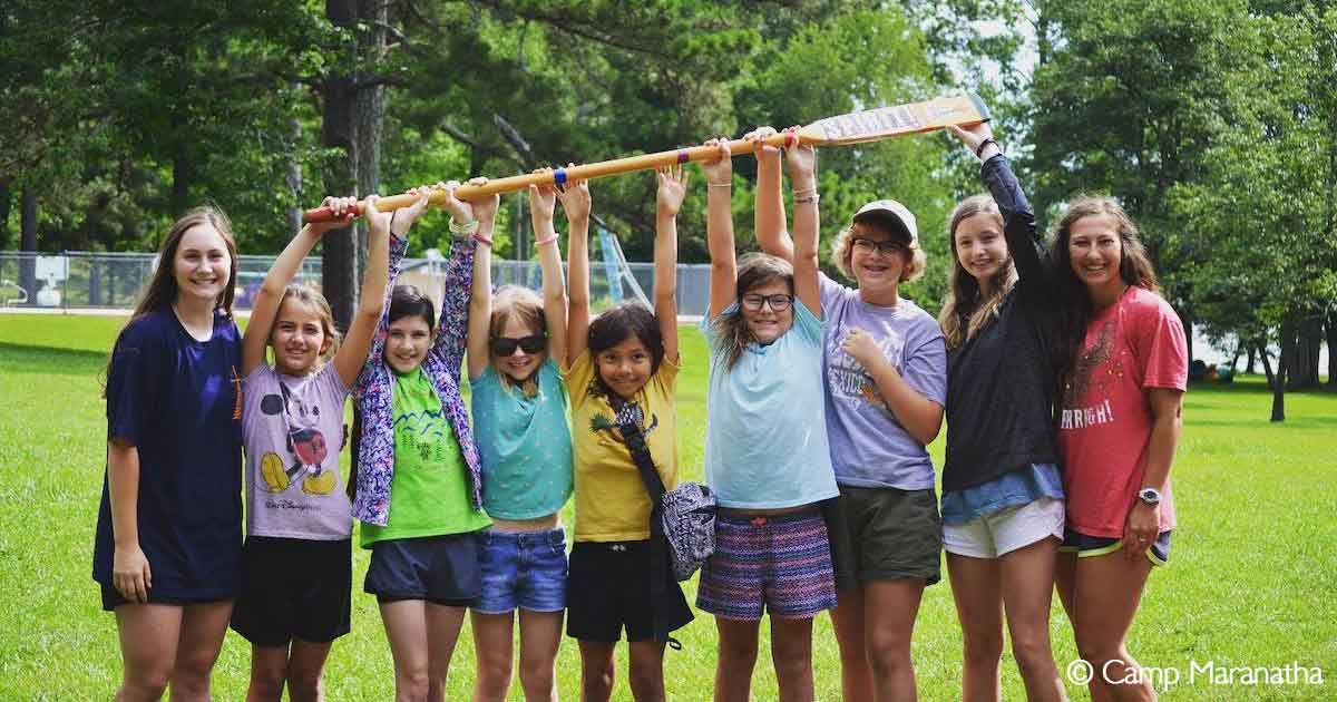 Jóvenes participando en un campamento de verano