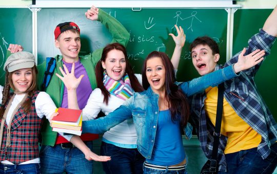 Estudiantes en cursos de idioma local